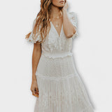 Lacey - Cremefarbenes Maxikleid mit Spitze und V-Ausschnitt