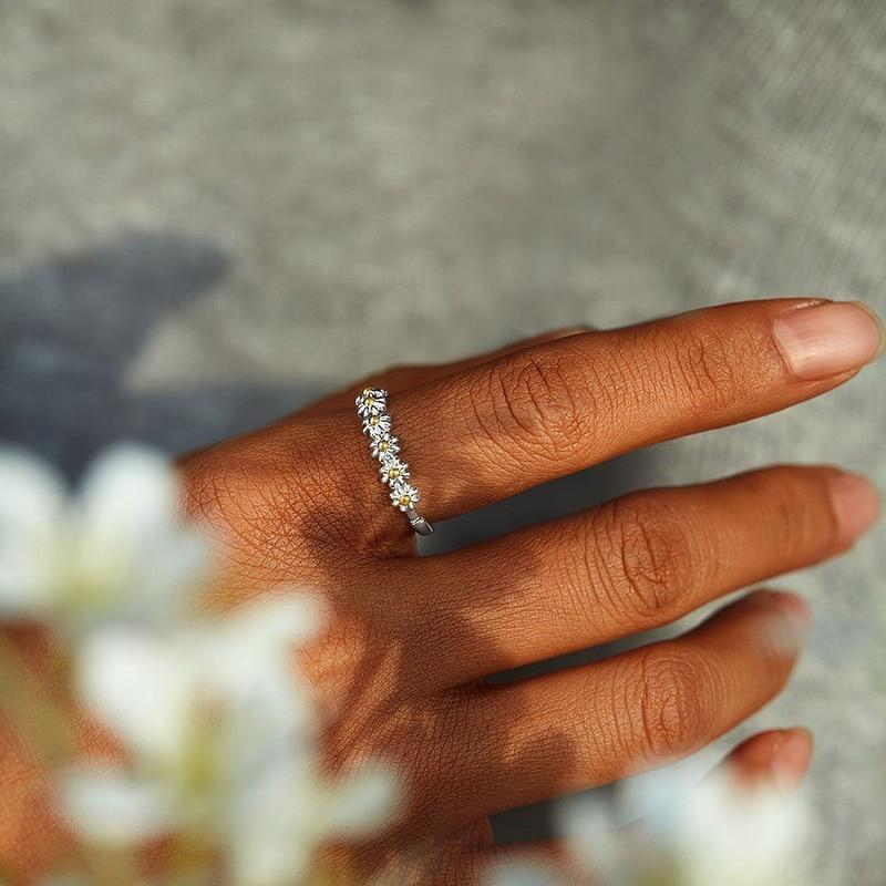 Verstellbarer Ring aus Silber und handbemaltem Emaille mit Gänseblümchen