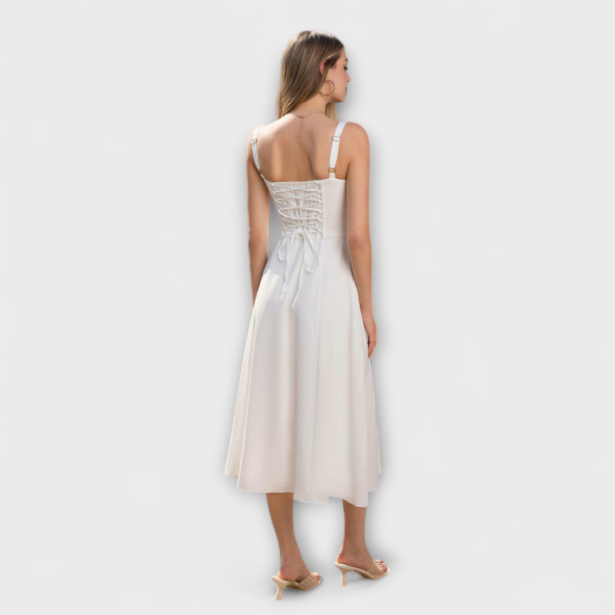 Hope - Cremefarbenes Kleid mit Rüschen und Schlitz