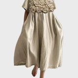 Beigefarbenes Leinenkleid mit Rüschen